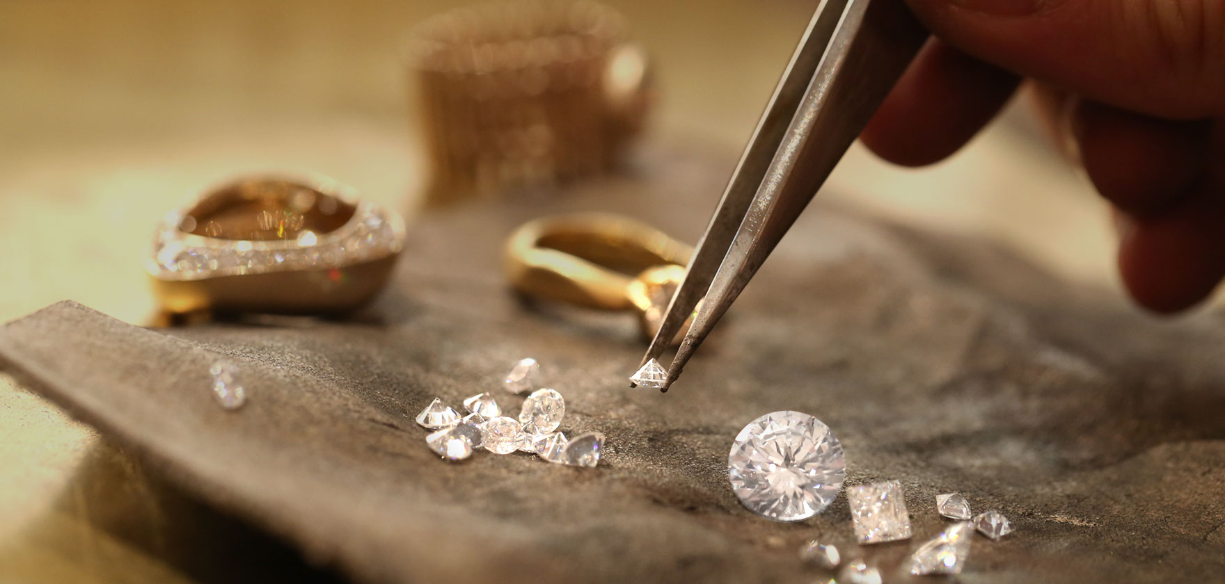 SKREIN* die Schmuckwerkstatt arbeitet nur mit Fairem Gold und konfliktfreien Diamanten.