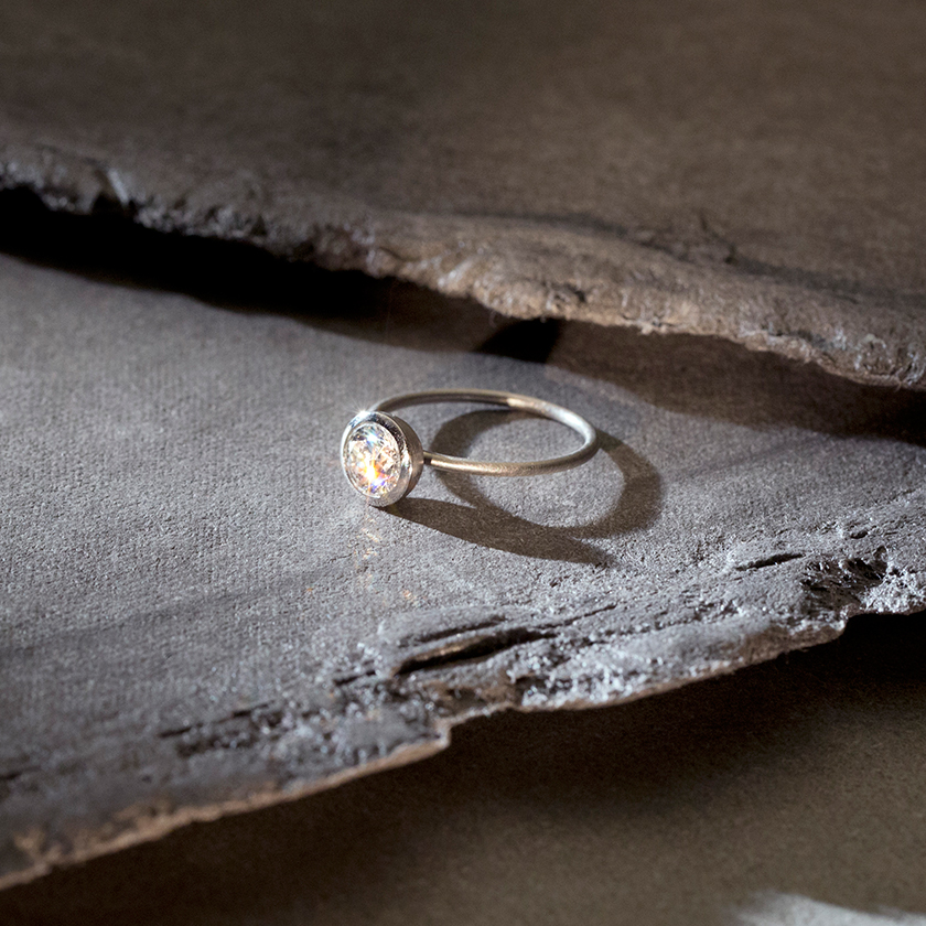 ONLY von SKREIN* - Individueller Verlobungsring aus Platin mit zarter Fassung und strahlenden Diamanten.